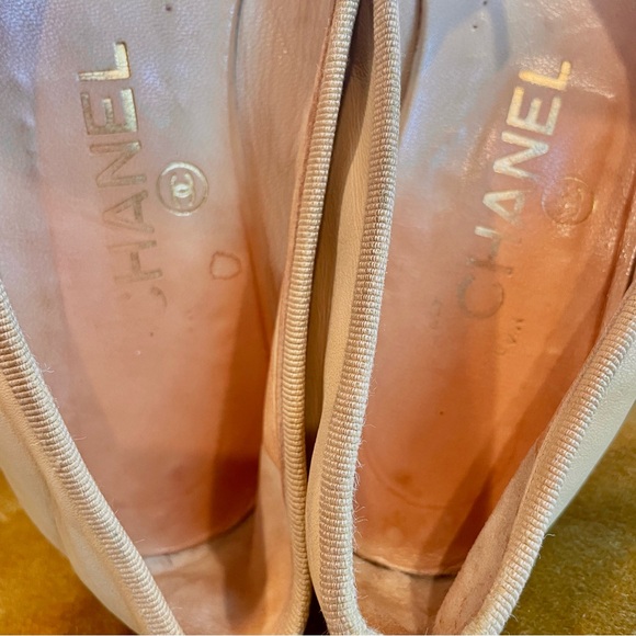CHANEL cap toed ballet flats with interlocking CCs, sz37 1/2 beige/black GUC - Picture 14 of 15